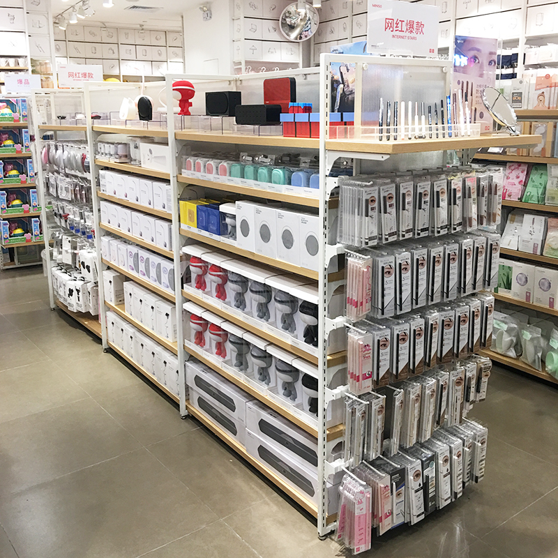 荔灣名創飾品貨架