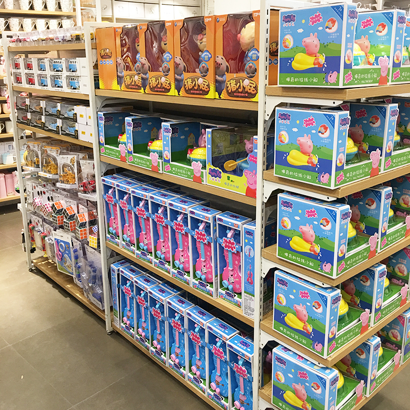 湖北名創(chuàng)實(shí)體店貨架