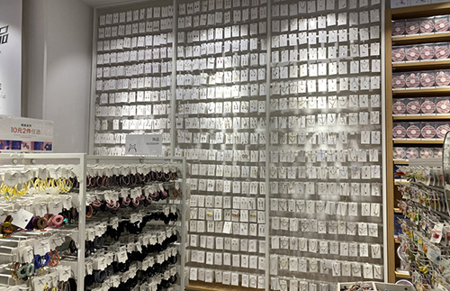 四川精品飾品店開店時要注意哪些問題_[大唐展示貨架]