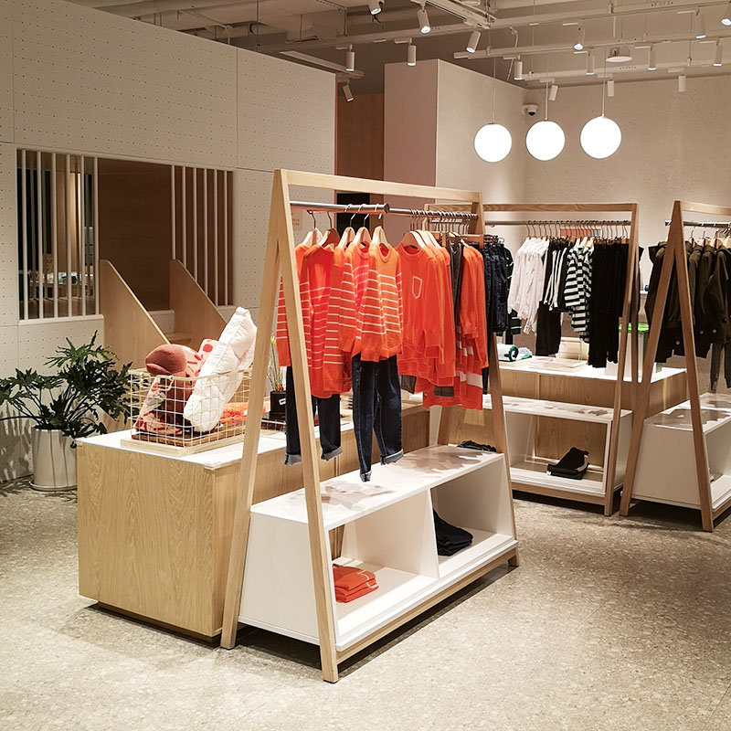 海南服裝店貨架展示