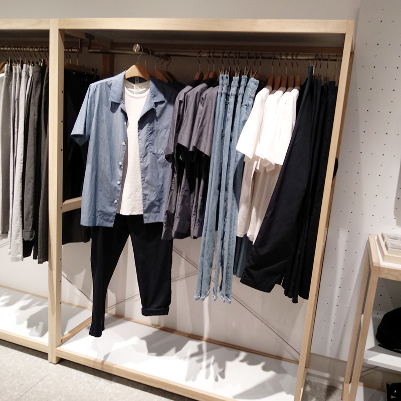 怒江傈僳族服裝店精品貨架