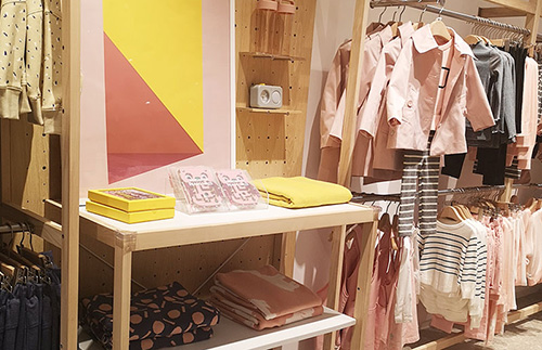 南平貨架廠家告訴你怎么定義服裝店貨架!