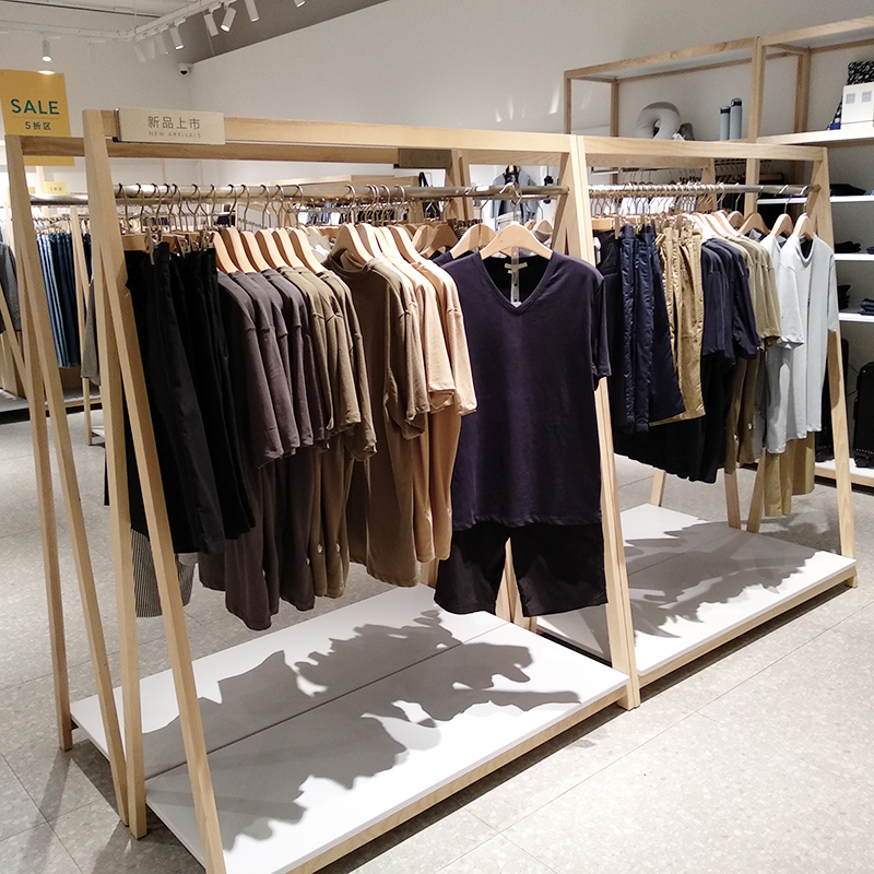 潮州精品服裝店貨架