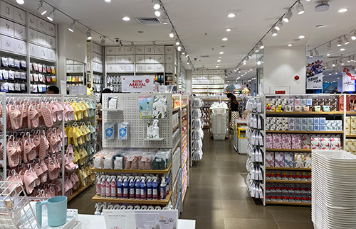 阿里地精品店陳列架上的商品布局需要變換嗎