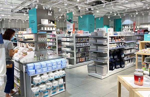 新疆精品店貨架在擺放的時候需要注意什么問題