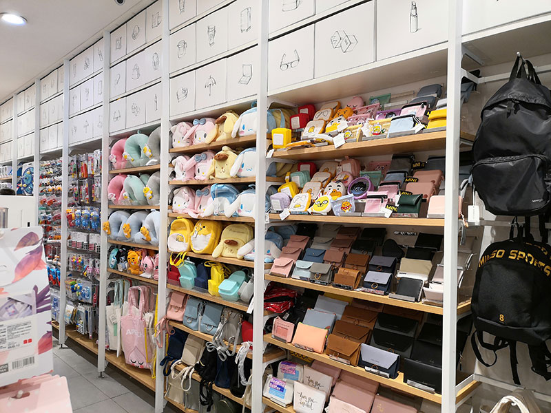 云南名創(chuàng)優(yōu)品展示柜,精品百貨展示架,母嬰展示架