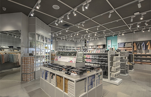 寧夏現代精品百貨貨架的特點與作用