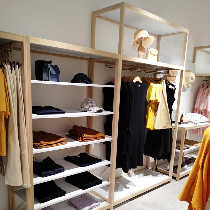 寶雞服裝專賣店貨架