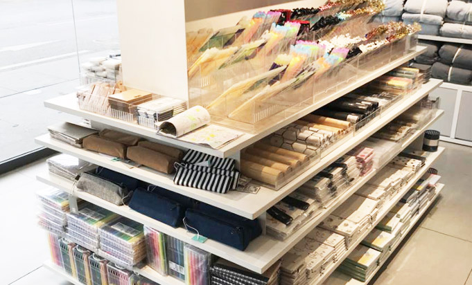 怒江傈僳族名創(chuàng)優(yōu)品貨架訂制案例