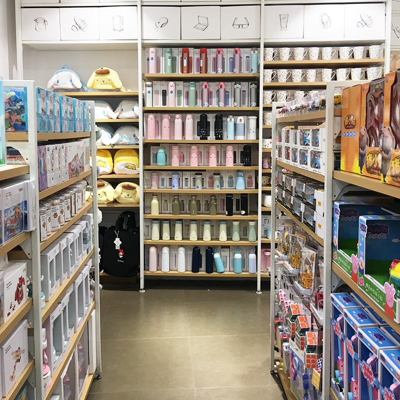 蘿崗名創百貨貨架