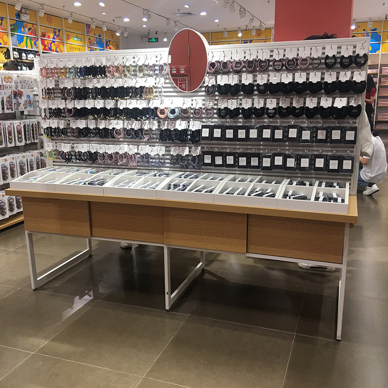 名創優品耳環柜